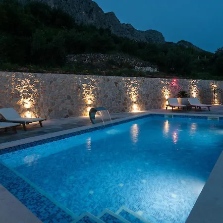 Luxury Stone 아파트 오미스